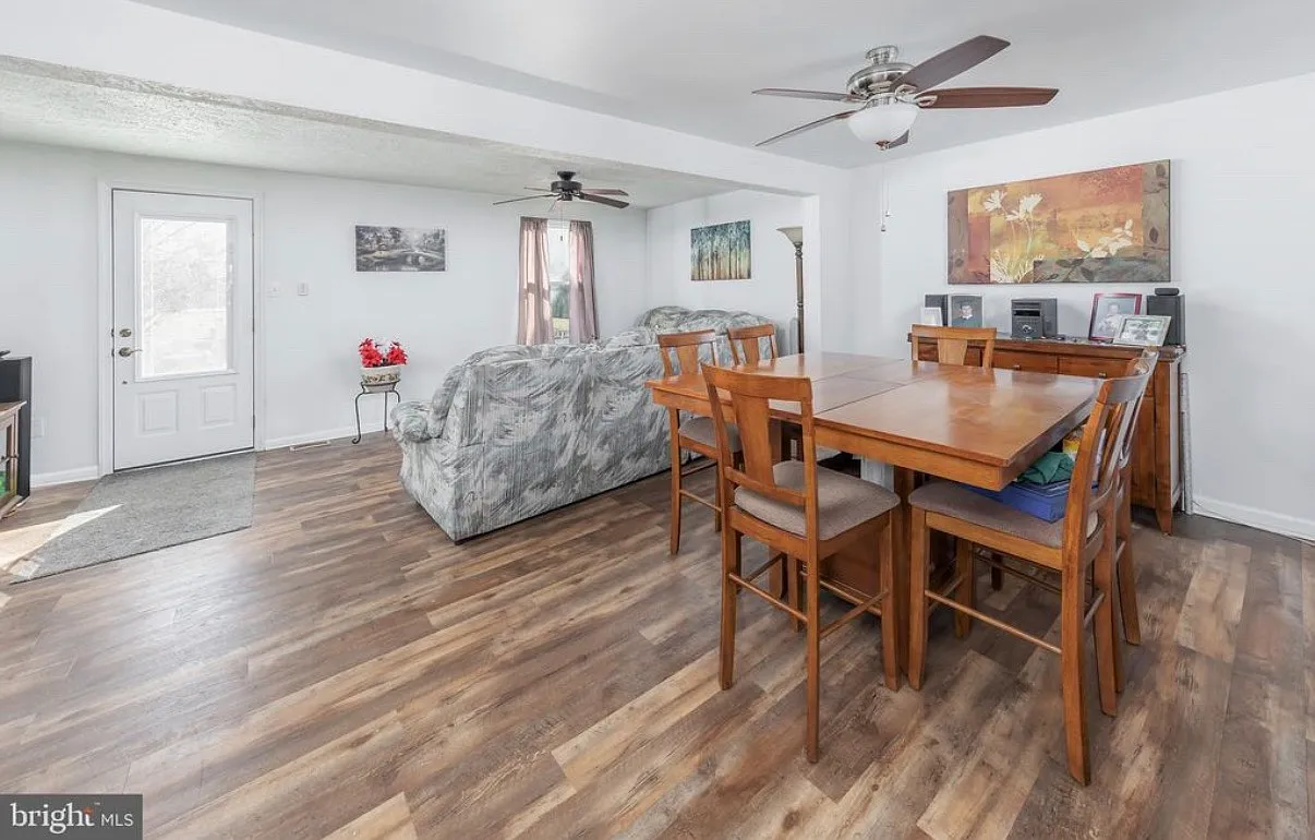 3 bed, 1320 sqft, $2,450 — Photo 2