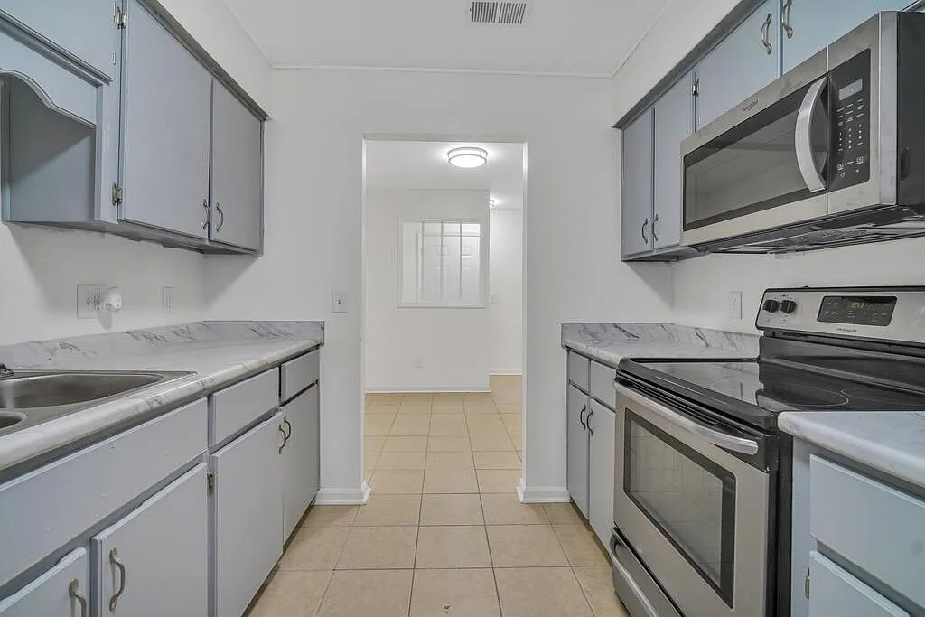 3 bed, 2.0 bath, 1428 sqft, $1,750 — Photo 3
