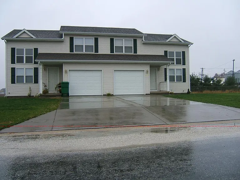 400 S Clover Ln — Photo 2