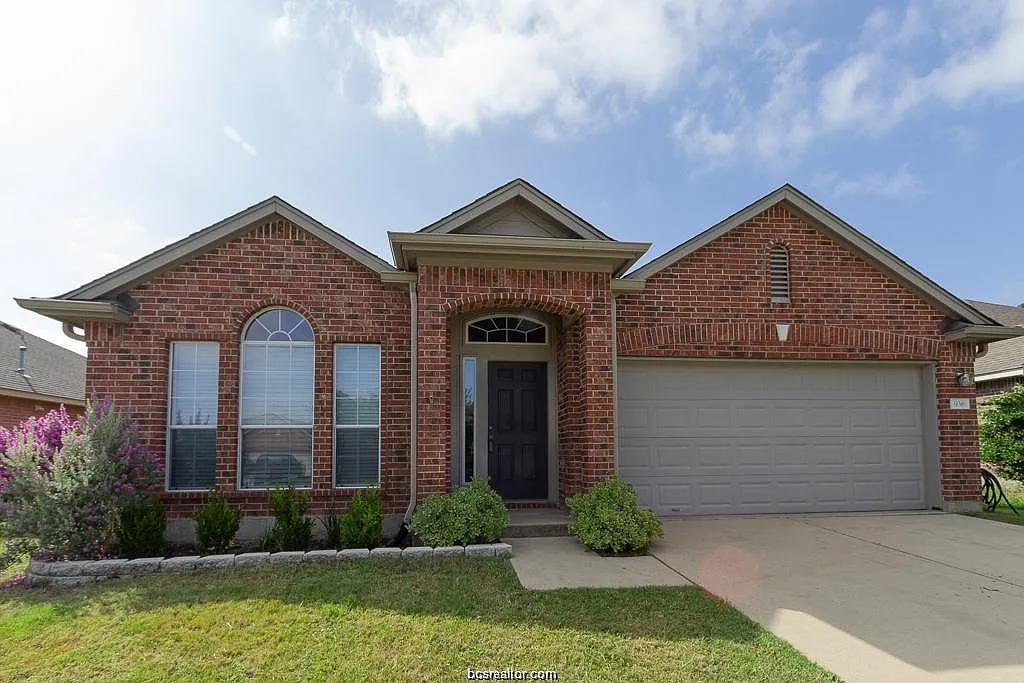 4 bed, 2011 sqft, $2,300 — Photo 1
