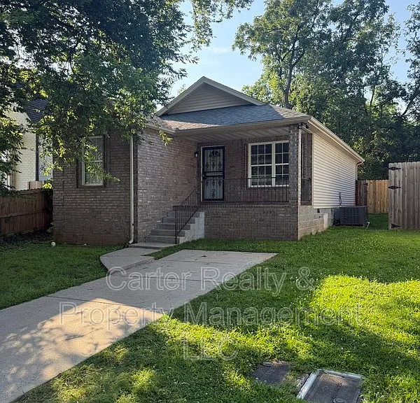 1812 Glade St — Photo 1