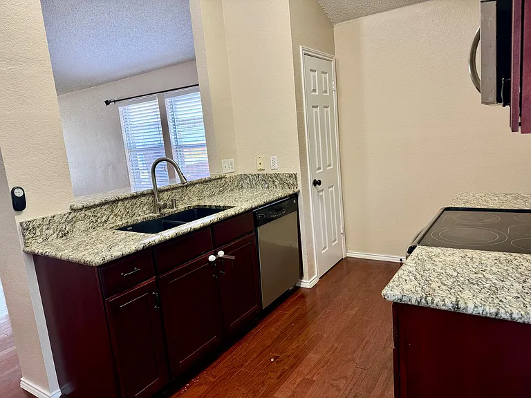 810 Wilmor Ct — Photo 6