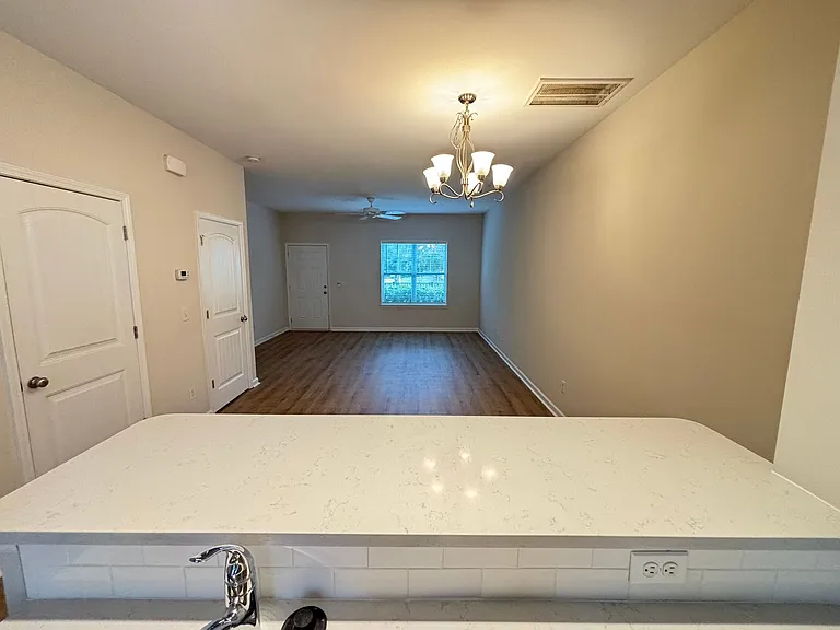 202 Jordan Ln — Photo 3
