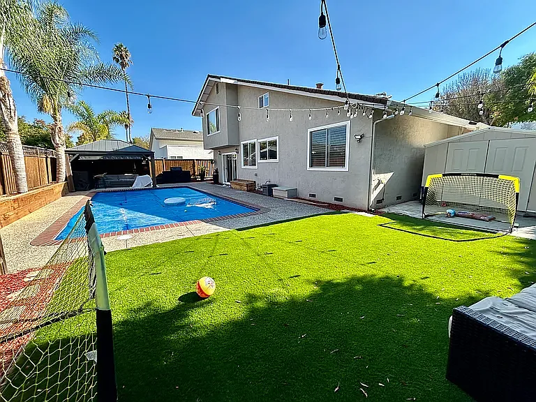 4 bed, 2.5 bath, 2100 sqft, $6,300 — Photo 3