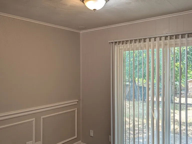 1820 Warren Ln — Photo 5