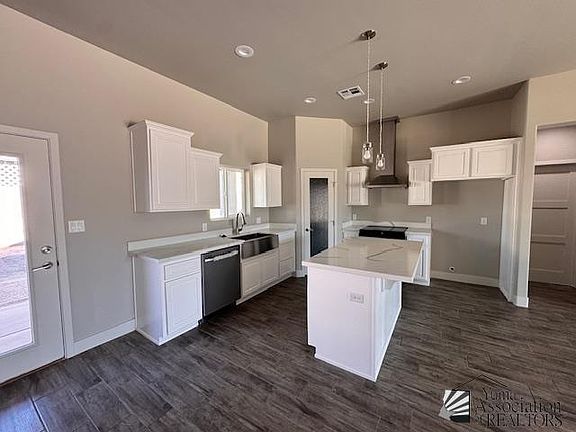 5th image of 712 E 12th Pl