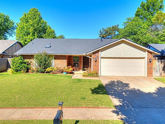 2nd image of 809 Lakeside Cir