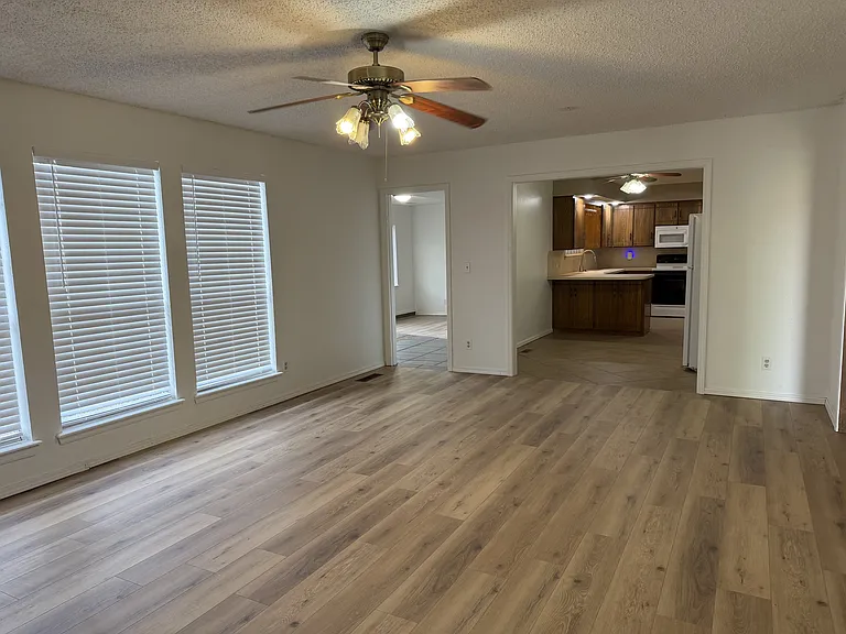202 N Cimarron Dr — Photo 3
