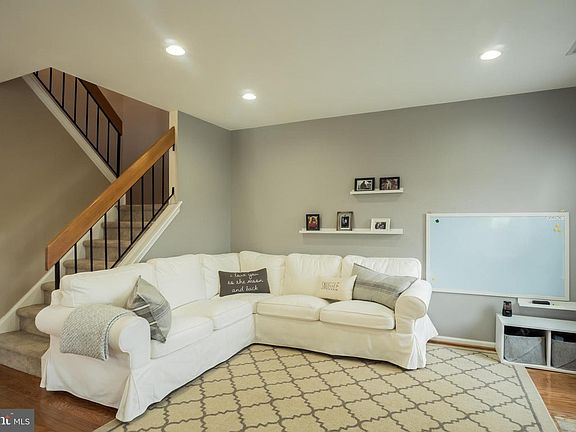 4th image of 11 Tamarack Ct