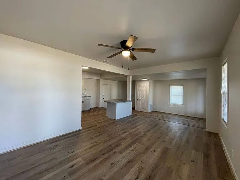 306 NE Gary Ave — Photo 2