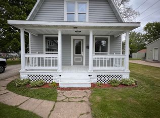 404 6th St, Waupaca, WI 54981