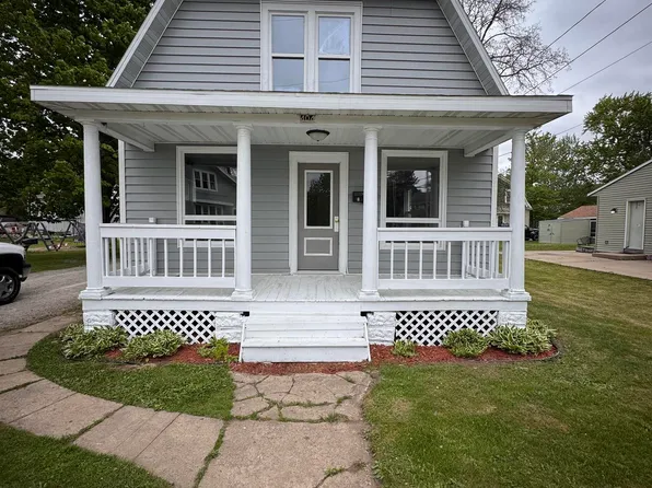404 6th St, Waupaca, WI 54981
