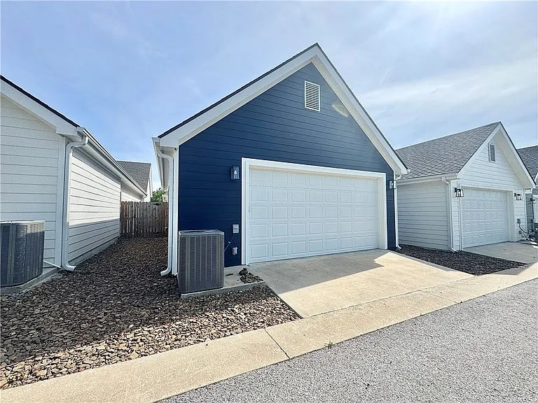1013 NE Heights Ln — Photo 23