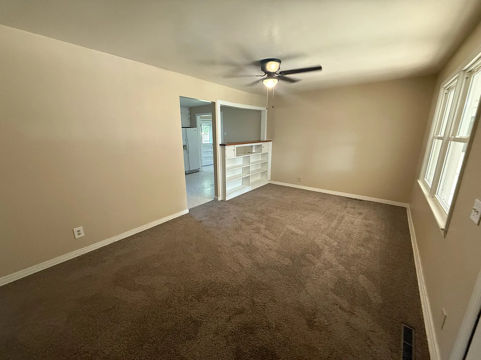3 bed, 1.5 bath, 1100 sqft, $1,250 — Photo 2