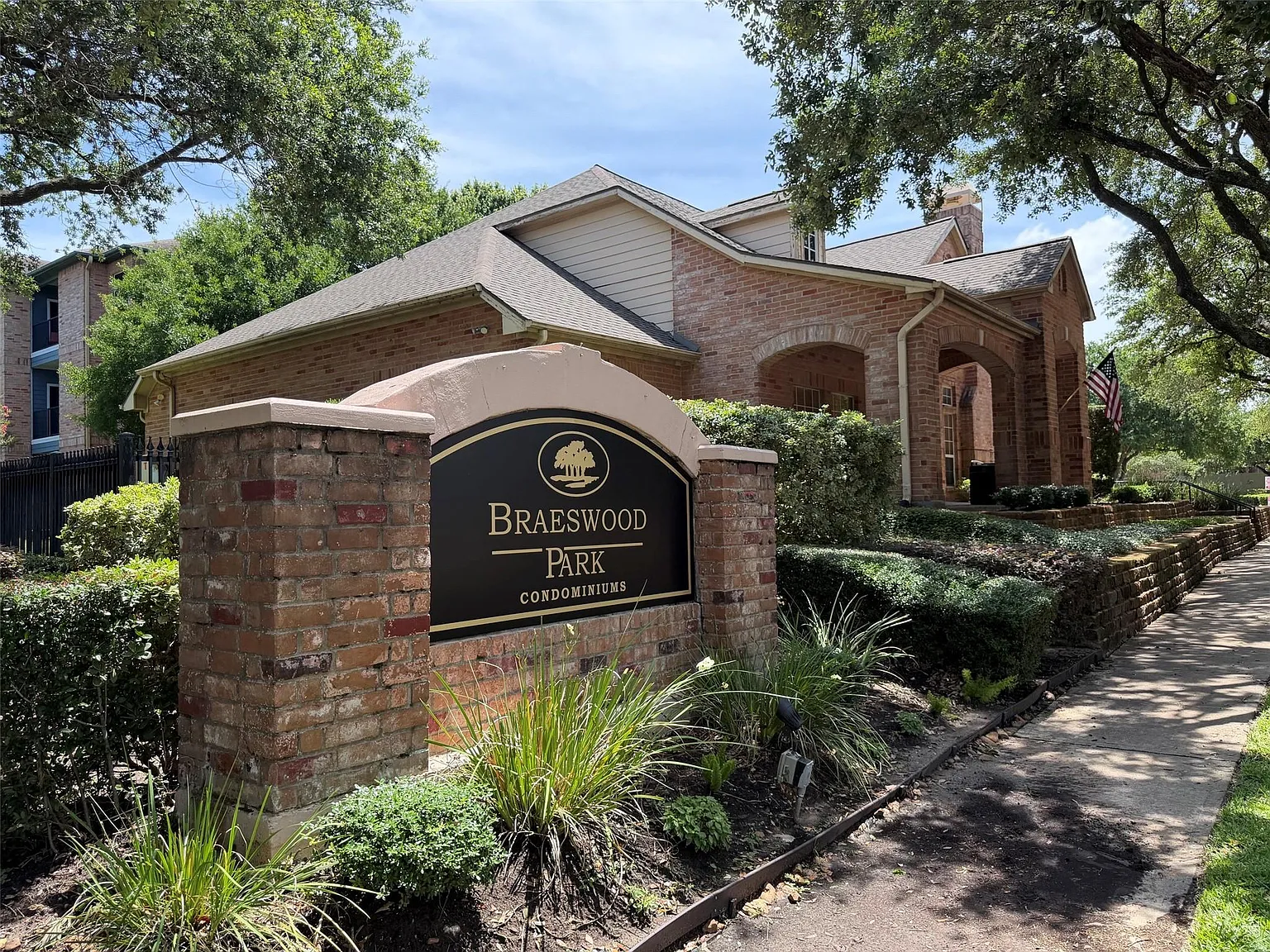 2 bed, 1.5 bath, 1096 sqft, $1,850 — Photo 2