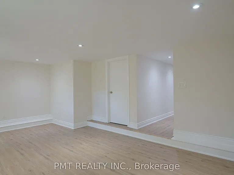 881 Coxwell Ave #LOWER — Photo 2