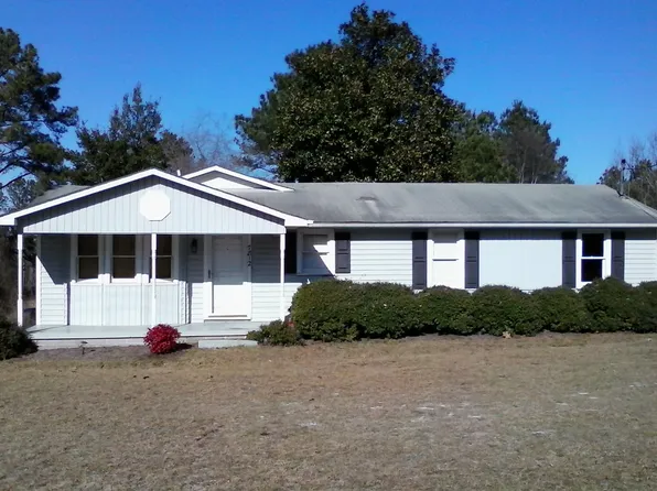 7812 Overhills Rd, Spring Lake, NC 28390