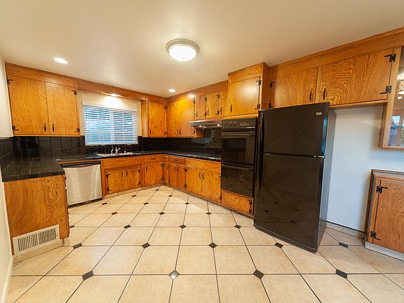 2nd image of 895 Whitethorne Dr