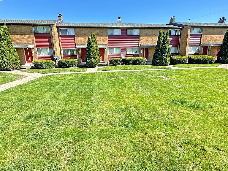 Village Townhomes — Photo 33