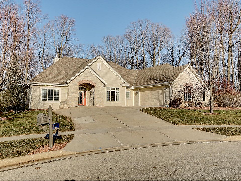 1st image of 902 Westminster Ct