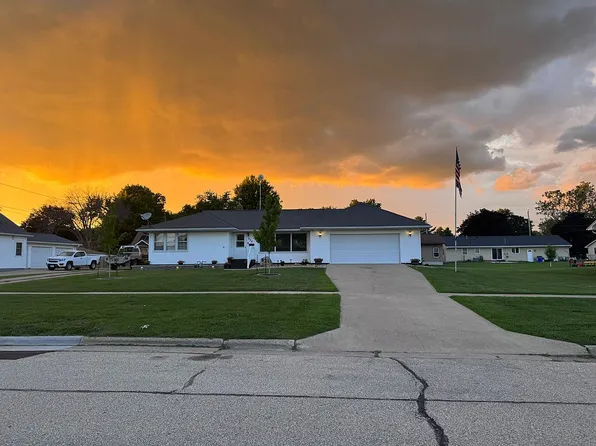 824 E Butler St, Manchester, IA 52057