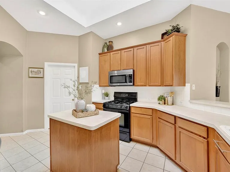 1369 Royal Oaks Dr — Photo 12