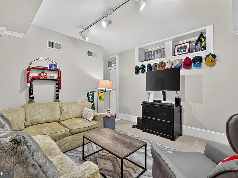 1736 18th St NW #T2 — Photo 3