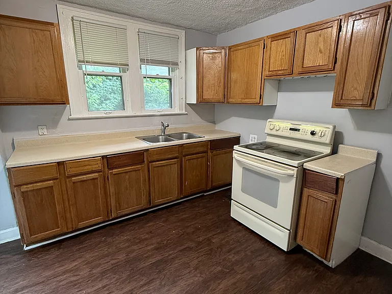 921 N Dearborn St — Photo 3