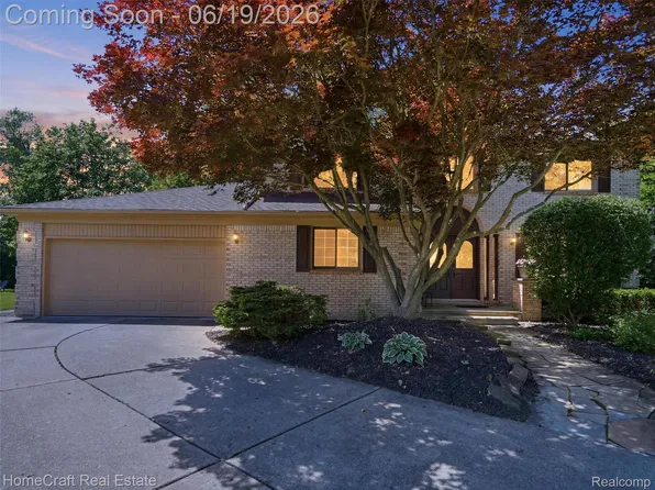 8829 Woodberry Rd, Plymouth, MI 48170
