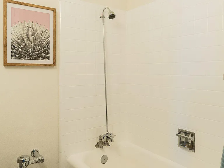 Regency Apartments — Photo 16