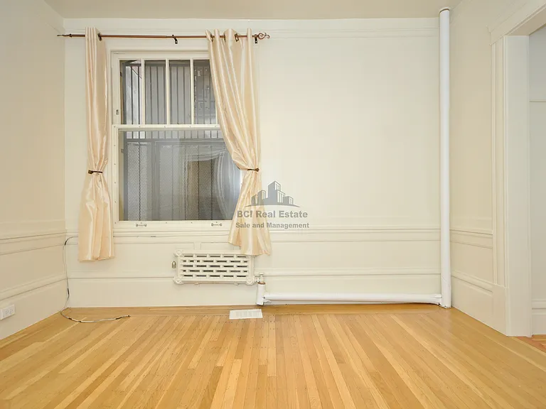 952 Powell St #12 — Photo 4
