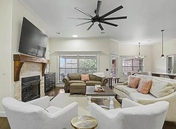 3 bed, 2083 sqft, $1,500 — Photo 2