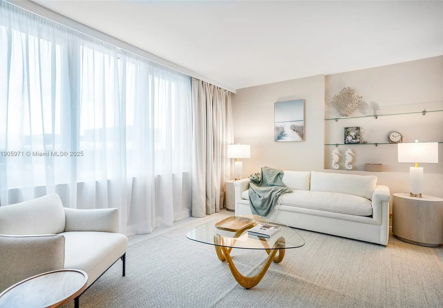 Roney Palace Condo — Photo 1