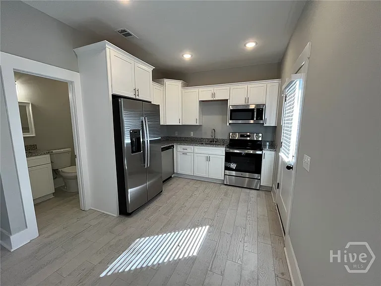 213 W 39th St #B — Photo 12