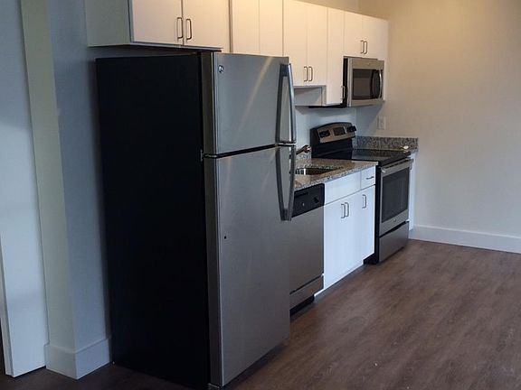 Granite counters, stainless appliances, high ceilings