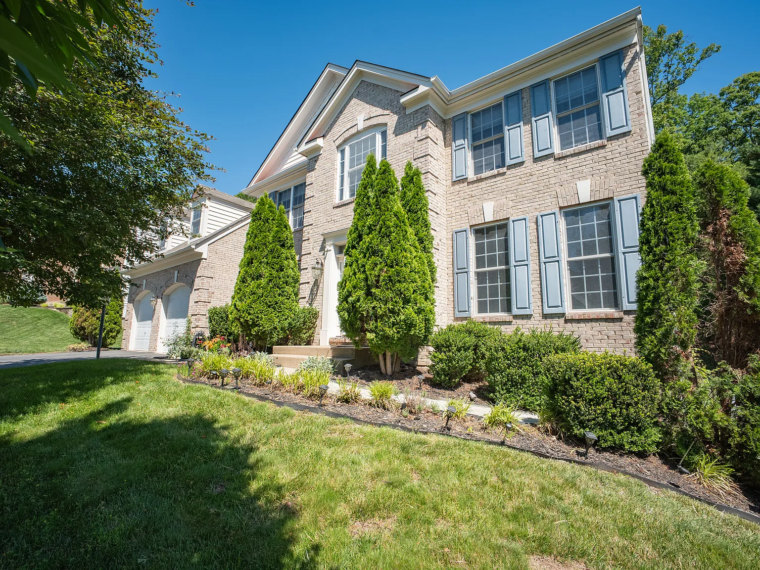 5 bed, 4749 sqft, $4,000 — Photo 1