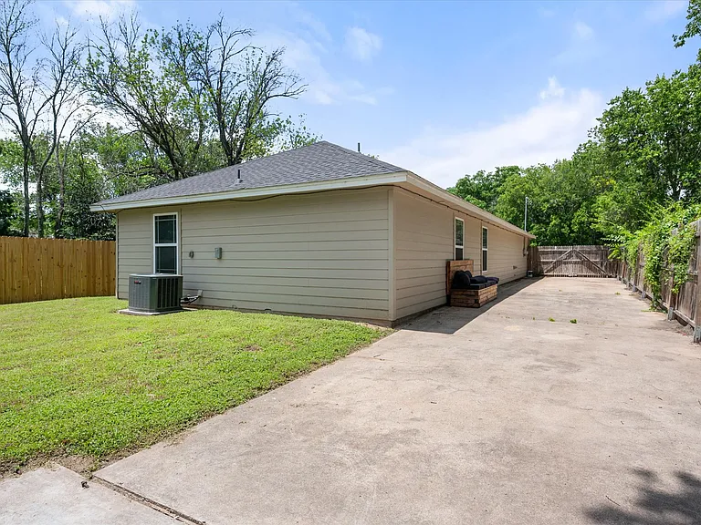 438 Sabine Ave — Photo 16