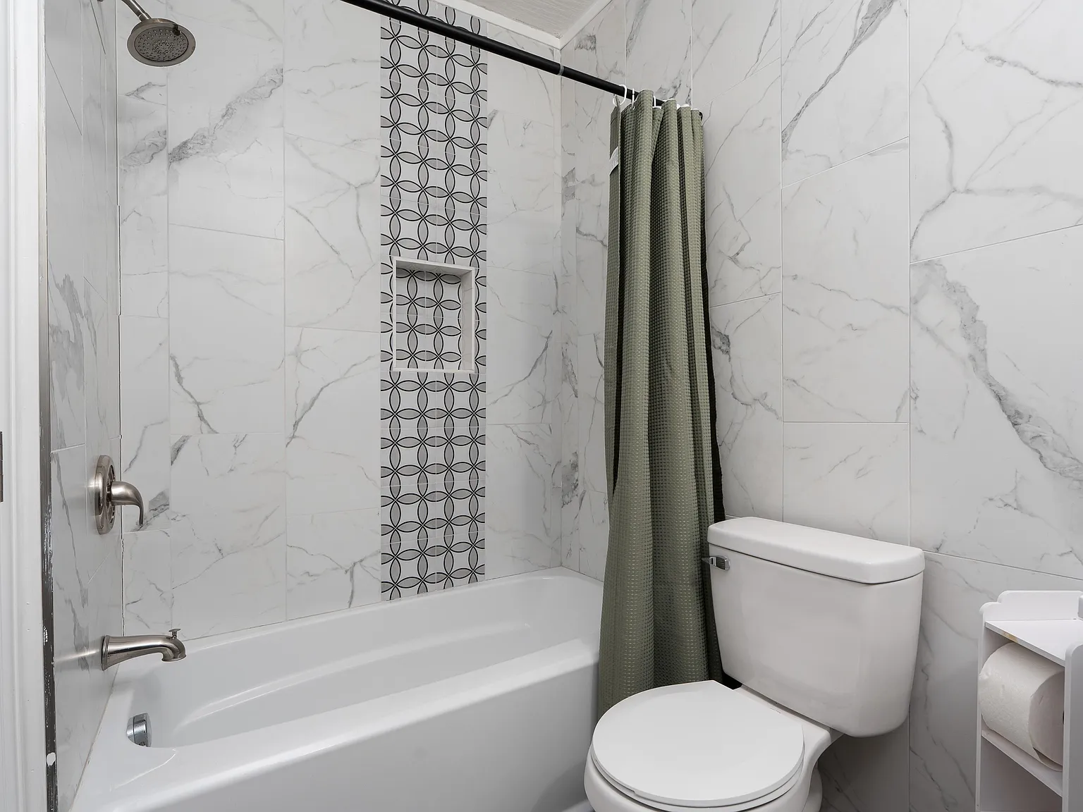 4 bed, 3.0 bath, 1806 sqft, $1,070 — Photo 4