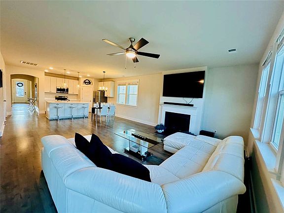 3rd image of 116 Laurel Oak Dr