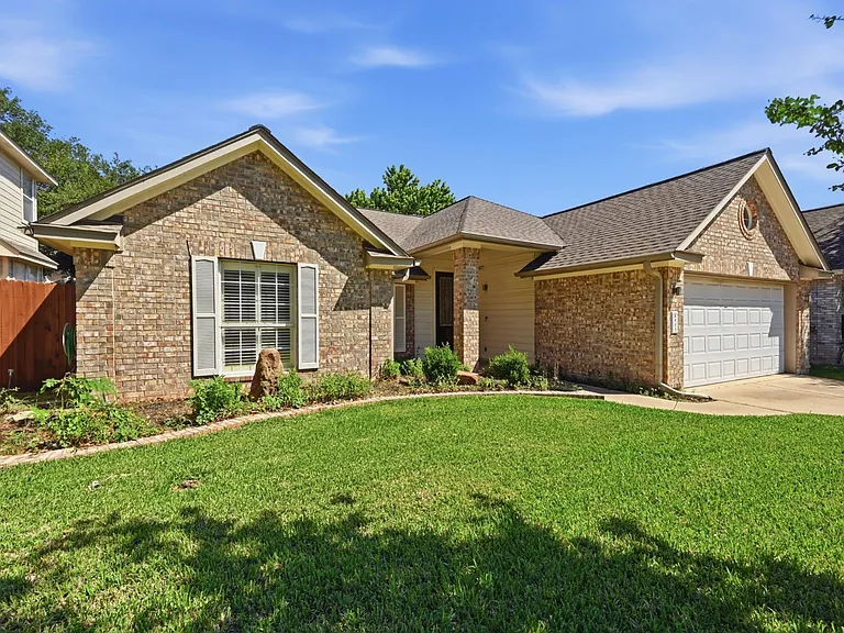 905 Hunters Creek Dr — Photo 2