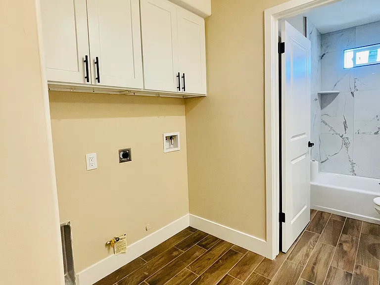 207 E 3rd St — Photo 18