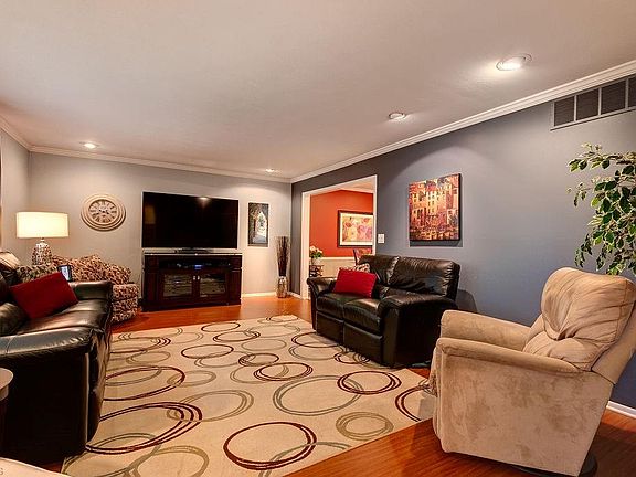 5th image of 134 N Park Dr