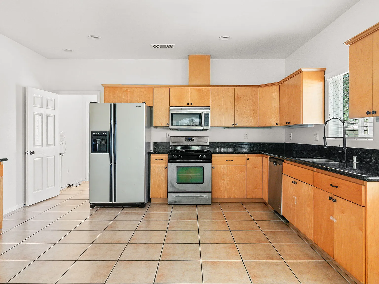 3 bed, 1972 sqft, $3,895 — Photo 3