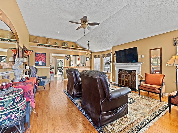 5th image of 689 Granwood Blvd