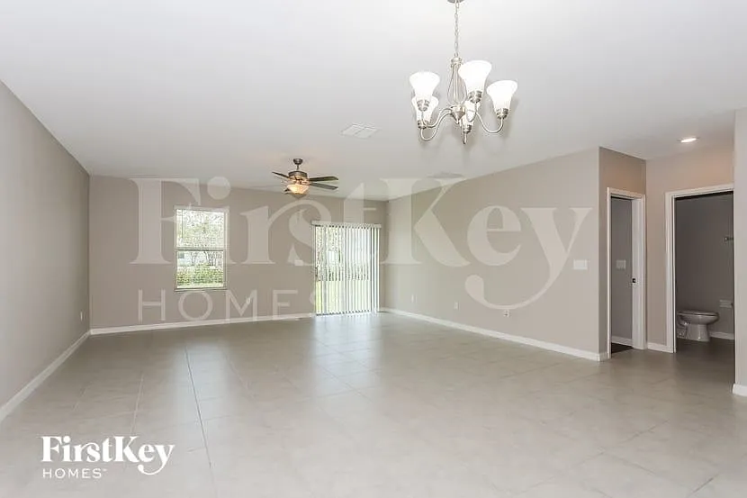 5 bed, 2.5 bath, 2949 sqft, $2,545 — Photo 3