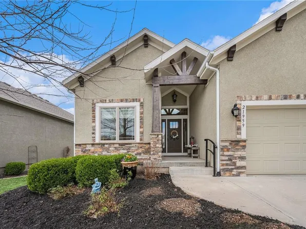 21959 W 121st St, Olathe, KS 66061