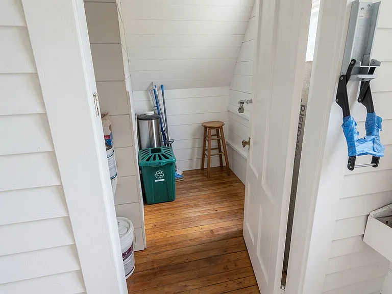 Additional storage room with Lock