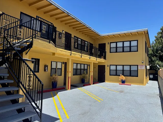 2262 S Carmelina Ave — Photo 25