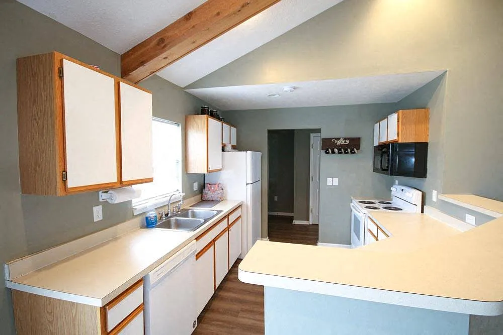 Cameron Court — Photo 4