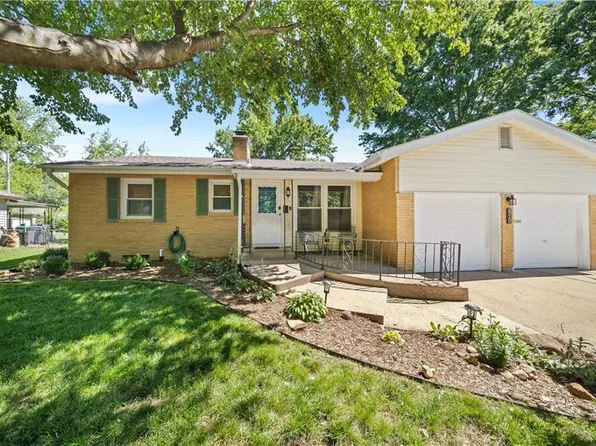 810 SW Pleasant Dr, Lees Summit, MO 64081